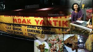 Lalapan bisa disantap dengan lauk, seperti ayam goreng, bebek goreng, ikan bakar, sampai dengan iga sapi goreng. Ikan Kakap Goreng Istimewa Lesehan Mbak Yantik Samping Gereja Katolik Purwosari Bikin Ketagihan Kabare Solo