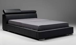 Vendo letto matrimoniale ottonato/dorato decorato a mano con rete ortopedica e 2 comodini dello stesso tipo (abbinati) con cristallo. Letto Matrimoniale London 220x167 Ecopelle Bianco O Nero Con Vano Contenitore