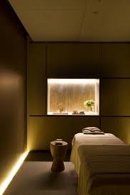 In this particular room, the term decor can be used rather loosely; Spa Lighting Hobby Decor Inspiracoes Hobbydecor Arquitetura Art Decor Interior Spa Spa Rooms Spa Treatment Room Spa Massage Room