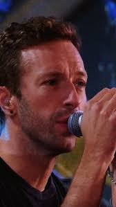 Quando a voz do Coldplay se tornou a voz do U2! ♥️, Em dezembro de 2014,  Chris Martin dividiu o palco com The Edge, Larry Mullen Jr. e Adam Clayton  para cantar ‘With or Without You’ e ‘Beautiful Day’, ...