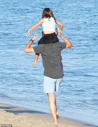 Montebello, strand road, bray, co. Scott Disick Liegt Weiterhin Auf Den Vater Pflicht Mit Sohn Mason Und Tochter Penelope Als Sie Am Strand Spazieren Gehen Aktuelle Boulevard Nachrichten Und Fotogalerien Zu Stars Sternchen