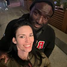 Professional surfer Mikey Wright was alerted to woman struggling in the  water and he SPRINTED into action! What a legend 👏