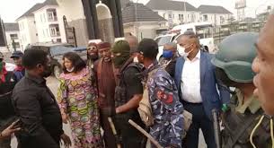 Rochas okorocha cries out as hope uzodinma continue to attack him with his thugs подробнее. Okorocha How I Was Attacked By Thugs Imo Government House Police Thecable