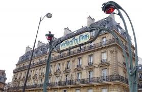 Un immeuble haussmannien est particulièrement adapté aux entreprises souhaitant s'installer au coeur de la ville tout en bénéficiant d'une certaine prestige. 001 Un Immeuble Haussmannien Rue De Rome Pres De La Pl De L Europe Immeuble Rue Haussmannien
