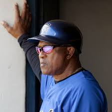 Former infielder and coach Sandy Alomar Sr. dies at 81