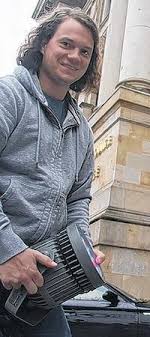 Leuchtende Farbspiele an alter Villa