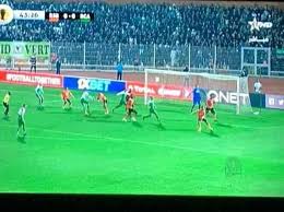 وقع الدولي المغربي بدر بانون، مدافع فريق الأهلي المصري لكرة القدم، ضحية مقلب أحد البرامج الرمضانية يحمل اسم خمس نجوم بدولة مصر، على قناة إم بي سي 5 الفضائية، حيث أظهر المدافع المغربي قوة شخصيته بالإضافة إلى أنه كان هادئا طيلة المقلب. Raja Mondial Ù„Ø­Ø¸Ø© Ù†Ø²Ø¹ Ù‚Ù…ÙŠØµ Ø¨Ø¯Ø± Ø¨Ø§Ù†ÙˆÙ† Ù…Ù† Ø·Ø±Ù Ù…Ø¯Ø§ÙØ¹ Ù†Ù‡Ø¶Ø© Ø¨Ø±ÙƒØ§Ù† ÙÙŠØ³Ø¨ÙˆÙƒ