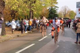Située immédiatement après le tour de france, en plein été et pendant les. Sprint De Velocipedistes A Pont De L Arche La Depeche Louviers