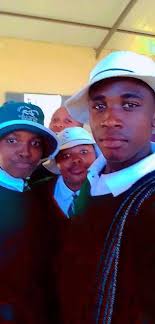 This guy here stole from my Madam. Please anyone that sees him or has any  information concerning him should please call the numbers 👇👇👇