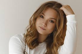 Julia Beautx: Eigentlich bin ich ja nur ein ganz normales Mädel - Cool!  Magazin