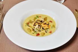A dish of long pasta, with a sauce of chickpeas and 'nduja: Crema Di Ceci Aromatizzata Al Timo Con Cozze E Gocce Di Pane Croccante Mysocialrecipe