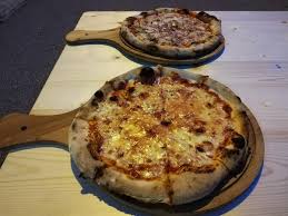 Scegli tra le sfiziosissime pizze classiche o le gustosissime focacce o scopri le novità di stagione, sicuramente troverai quella di tuo gusto, altrimenti richiedi la farcitura che meglio preferisci. Arte Pizza Verbania Menu Prezzi Recensioni Del Ristorante