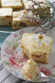 Teig auf ein mit backpapier ausgelegtes backblech streichen, marillenhälften darauf verteilen und im vorgeheizten backofen ca. Rhabarber Vanillekuchen Cuplovecake