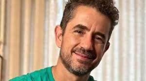 Rodrigo Lombardi surge em bastidores de gravação misteriosa e web reage:  ''Alex tá de volta?''