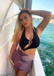 Facebook gives people the power to. Love Island S Ellie Brown Flaunts Her Curves In A Very Skimpy Swimsuit Aktuelle Boulevard Nachrichten Und Fotogalerien Zu Stars Sternchen