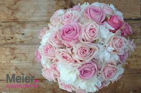 Lasst euch für euren hochzeitsstrauß inspirieren! Brautstrauss Weisse Hortensien Und Rosa Rosen Blumenstrauss Hochzeit Hochzeit Strauss Brautstrauss