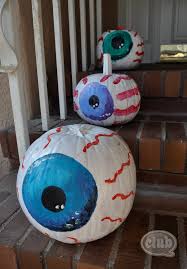 This halloween, skip the mess of carving and paint your pumpkins, instead. Eyeball Painted Pumpkins Diy