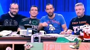 (προφορικό) είδηση, μάλλον ανυπόστατη, που προέρχεται από ανεπίσημη ή αναξιόπιστη πηγή. Erxetai To Radio Arbyla Ston Skai Kai Fernei Ta Panw Katw Irafina