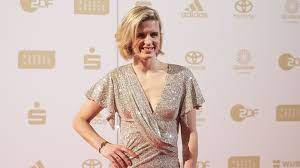 He had started his career in indoor volleyball and now is a coach for the german beach volleyball team. Laura Ludwig Promiflash De