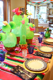 Diy piñata fringe photo backdrop: Mexican Dinner Tablescape With Balloon Cactus Centerpiece Dimples And Tangles