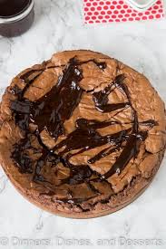 Gooey Brownie Pie Un Brownie Au Chocolat Gluant Avec Un Top Crackly Cuit Dans Une Tarte Et Garni De Fudge Chaud Un Dessert D Brownie Chocolat Fudge Dessert