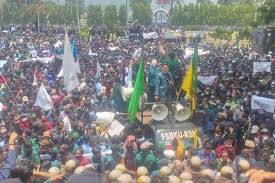 Agar bisa bekerja di kantor, sebaiknya pinters memilih jurusan kuliah yang bisa kerja di kantor plus potensi gajinya yang menjanjikan. Demo Tolak Uu Ciptaker Di Dprd Lampung Ricuh Gedung Dprd Rusak Ampera News Com