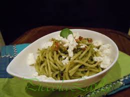 Il pesto pantesco, o, per dirlo alla siciliana,'l'ammogghiu' (=amalgamato) è una salsa cruda chiaramente di origine araba che si usa principalmente per condire la pasta, ma io vi consiglio, una volta che l'avete preparata, di provarla. Spaghetti Al Pesto Genovese Con Pomodori E Feta Greca Profumo Di Sicilia
