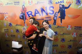 Popularitasnya membuat ayah satu anak itu kian dibanjiri pekerjaan dan tawaran syuting. Dicap Istri Tersabar Nagita Slavina Gue Punya Karakter Sebenarnya Yang Cuek