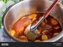 Islak tha hin (ဝက်သားဟင်း) tay versiyonu demirhindi içerdiği gibi ekşi bir bileşen içerir. Hangle Curry Northern Image Photo Free Trial Bigstock