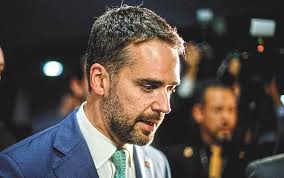Fora da polarização, Eduardo Leite fica isolado em sucessão no Rio Grande  do Sul