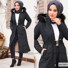 Kapusonu Kurklu Olan Siyah Renkli Mont Yeni Sezon Modelleri Arasinda Yer Almaktadir Beli Kemerli Model Olan Montun Ici Polarlidir Moda Stilleri Moda Triko