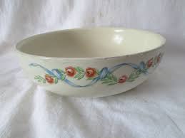 Hall's superior quality kitchenware made in usa there is no damage to this piece. Beatiful Hall S Superior Quality Kitchenware Usa Serving Bowl Floral Pattern With Ribbons Heavy Quality Stoneware Carol S True Vintage And Antiques