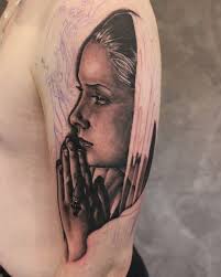 Press the paper towel to the skin and remove. This Is How Tattoos Heal So Don T Be Afraid If Your Fresh Tattoo Is A Little To Zeitgeist Tattoo Studio Bottrop
