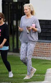 Box 1, conestoga, pa 17516. Penny Lancaster Ohne Make Up Macht Eine Lassige Figur In Grauer Sportausrustung Nach Welt