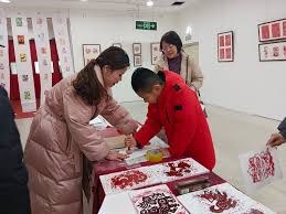 欢喜过大年，郑州财经学院大学生木刻慈善展温暖开幕>>巴中热线