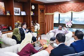 The menteri besar of selangor, commonly referred to as the chief minister of selangor, is the head of government in the malaysian state of selangor. Kunjungan Hormat Pengarah Jabatan Penerangan Malaysia Negeri Selangor Encik Ali Bin Suhaili Di Pejabat Dato Menteri Besar Selangor
