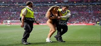 Kinsey Wolanski Invaded Pitch In Black Swimsuit During Champions League Final News Nation English Youtube star kinsey sue who streaked during the champions league final is slammed for 'inappropriate act' in bali. kinsey wolanski invaded pitch in black