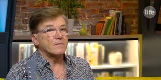 Az énekes a lifetv kamerái előtt beszélt a családi drámáról. Agydaganat Okozta Delhusa Gjon Menyenek A Halalat Kamerak Elott Meselt A Csaladi Tragediarol Az Enekes Likenews