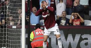 Атакующий игрок вест хэма андрей ярмоленко подвернул ногу после навесной передачи с угла поля и лишь на носилках смог покинуть пределы поля. Andrej Yarmolenko Travma Ukrainskij Futbolist Vybyl Na Mesyac I Propustit Vazhnyj Otrezok V Apl Sport Tsn Ua