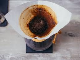 Favoriser l'élevage de vers de terre … apprentie au jardin, c'est par mimétisme que j'ai mis du marc de café aux pieds de mes rosiers ; Marc De Cafe Pour Les Plantes 10 Astuces Et Utilite Au Jardin