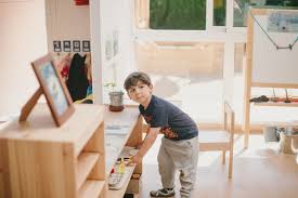 Montessori desarrolló un método pedagógico integral que asiste al niño en esta tarea fundamental. La Importancia Del Juego Libre En Ninos Montessori Village