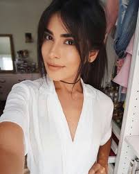 Grzywka Poprawiajaca Rysy Twarzy Curtain Bangs Wraca Prosto Z Lat 70 Long Hair With Bangs Air Dry Hair Long Hair Styles