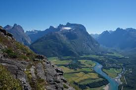 World record punch out with 690m elevation gain. Romsdalsgondolen Pa Andalsnes