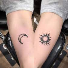Este tipo de tatuajes, consiste en incorporar dos elementos que por separado tienen significados distintos. Tatuajes De Sol Y Luna 80 Disenos Y Estilos Diferentes