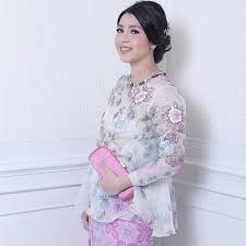 Momen pernikahan menjadi momen yang paling berkesan seumur hidup. Kebaya Babydoll Is Back Cocok Buat Acara Kondangan Ataupun Lamaran
