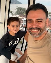 Hoje celebramos um dia especial: o aniversário do nosso filho Benjamin! 🎉  Parece que foi ontem que Deus nos presenteou com você, meu filho. Desejo  que você continue a caminhar na luz