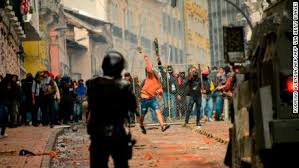Tras un jueves de violencia, ecuador amaneció este viernes bajo estado de excepción, con un saldo de casi 300 detenidos, 21 policías heridos y más medidas de fuerza, en el segundo día de protestas tras la suba del precio del combustible, enmarcada en el acuerdo del país con el fmi. Ecuador Decreto Estado De Excepcion Tras Disturbios Cnn Video