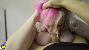 Des vieilles mamies affamées sucent et baisent de jeunes garçons