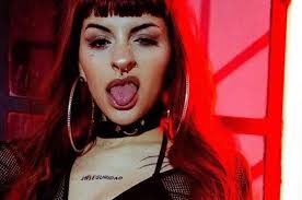 Me gusta jugar contigo, que pierdas el control copa de alcohol, tú y yo en la habitación no pienses en más na' no pienses en más na'. Cazzu Estas Canciones Hablan De Emociones Reales Y Viscerales