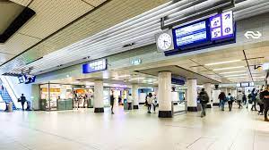 Amsterdam şehrin kalbi ❤️ burası da kalbin damarları ulaşım ağı.(4 i̇pucu). Station Amsterdam Centraal Reviews Facebook